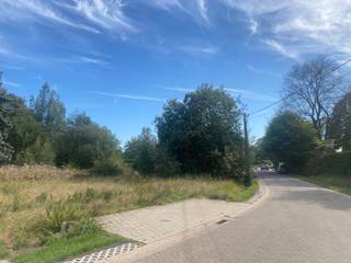 BOUWGRONDPerceelsoppervlakte: 467m²Oriëntatie: OostPerceelsbreedte: ca. 26meterBouwvoorschriften:Open bebouwingBouwzone ca 13,5m breed en maximum 12m...