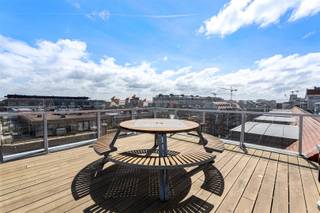 <p><span>Word de trotse eigenaar van dit exclusieve penthouse in het hart van Nieuwpoort-Bad!</span></p><p><span>Stel je voor: elke dag wakker worden met een adembenemend panoramisch uitzicht over de glinsterende Noordzee, het bruisende Nieuwpoort-Bad en het groene achterland. </span></p><p><span>Dit is geen droom, maar de realiteit in dit </span><span>unieke penthouse</span><span> op een </span><span>absolute toplocatie</span><span> aan de prestigieuze Albert I Laan.</span></p><p><span>Dit royale appartement beschikt over </span><span>drie comfortabele slaapkamers</span><span> en </span><span>twee luxueuze badkamers</span><span>, perfect voor gezinnen of wie graag gasten ontvangt. </span></p><p><span>De </span><span>riante woonkamer van bijna 10 meter</span><span> baadt in het licht en biedt een prachtig zijdelings zeezicht de ideale plek om te ontspannen en te genieten. De moderne, open keuken is van alle gemakken voorzien, waardoor koken een waar plezier wordt.</span></p><p><span>Maar het absolute hoogtepunt? Het </span><span>enorme, zonovergoten dakterras met zicht op zee </span><span>! Hier voelt u zich werkelijk de koning van Nieuwpoort-Bad. Creëer uw eigen oase van rust, organiseer onvergetelijke diners met vrienden en familie, of geniet simpelweg van de zon met een adembenemend 360°-uitzicht. </span></p><p><span>Daarnaast beschikt het appartement over nog twee extra terrassen, zodat u op elk moment van de dag van de buitenlucht kunt genieten.</span></p><p><span>Dit penthouse is </span><span>prachtig afgewerkt</span><span> met oog voor detail en biedt </span><span>alle comfort</span><span> dat u zich kunt wensen. Een inkomhal met vestiaire, een apart toilet, en een masterbedroom met een en-suite badkamer voorzien van ligbad, dubbele lavabo en toilet dragen bij aan het gevoel van luxe en privacy. </span></p><p><span>De tweede badkamer is uitgerust met een douche en lavabo, en de derde slaapkamer biedt extra ruimte voor gasten, kinderen of een thuiskantoor.</span></p><p><span>Een </span><span>ondergrondse berging is inbegrepen</span><span>. Bovendien bestaat de </span><span>unieke kans</span><span> om een </span><span>dubbele ondergrondse garage</span><span> in hetzelfde gebouw aan te kopen, een zeldzame en waardevolle toevoeging op deze toplocatie.</span></p><p><span>Mis deze </span><span>uitzonderlijke kans</span><span> niet om eigenaar te worden van dit </span><span>zeer speciale topappartement</span><span> in het gerenommeerde </span><span>topgebouw Asterie</span><span>. </span></p><p><span>Wonen op deze unieke locatie betekent genieten van het beste dat Nieuwpoort-Bad te bieden heeft, met alle voorzieningen, winkels, strand , zee en restaurants op wandelafstand.</span></p><p><span>Bent u klaar om uw droom van exclusief wonen aan zee te realiseren? Neem vandaag nog contact met ons op voor een bezichtiging!</span></p>