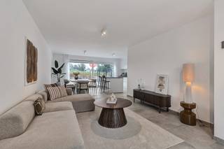 <p>Op de iconische site van de voormalige dancing ‘Biba’ verrijst een stijlvol nieuwbouwproject met moderne woningen en energiezuinige appartementen in een groene en autoluwe omgeving in Machelen-aan-de-Leie, op wandelafstand van de dorpskern.</p><p></p><p>De woningen in halfopen en gesloten bebouwing beschikken over een lichtrijke leefruimte met open keuken, berging en gastentoilet op het gelijkvloers.<br />Op de verdieping bevinden zich 3 slaapkamers, een badkamer met douche, apart toilet en technische berging.<br />Elke woning heeft een inbegrepen carport en privatieve tuin met achtertoegang.</p><p><em>De foto's zijn van een quasi identieke woning ter illustratie. Bezoek in deze woning is mogelijk.</em></p><p></p><p>Het volledige project focust op duurzaam en energiezuinig wonen dankzij warmtepompen, vloerverwarming en zonnepanelen.<br />De appartementen worden bovendien verwarmd via geothermie.<br />Ook is er een gemeenschappelijke fietsenberging voorzien.</p><p>De kwalitatieve groene aanleg met nieuwe beplanting en centrale wadi zorgt voor extra wooncomfort.</p><p><br />Dankzij de centrale ligging, bushalte voor de deur en vlotte verbinding naar Deinze en Waregem woont u hier nabij winkels, scholen en belangrijke invalswegen.</p><p></p><p> Lanceeractie: de eerste 3 kopers van de woningen ontvangen een afwerkingscheque van € 10.000 (incl. BTW)!</p><p> </p>