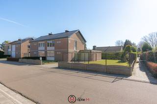 <h2><span>Op een ruim en volledig omheind perceel van 455 m², rustig gelegen in de Leemweg 7 in Hechtel-Eksel, vind je deze charmante woning te koop.</span></h2>
Je woont hier in een rustige straat met enkel lokaal verkeer. De bakkerij, lagere school en winkels bevinden zich op wandelafstand.<br /><br />Je betreedt het huis via de inkomhal met ruimte voor een vestiaire en een apart gastentoilet. Vanuit de hal heb je toegang tot een berging/technische ruimte. De lichtrijke leefruimte is afgewerkt met een parketvloer en geniet van veel natuurlijke lichtinval dankzij de grote nieuwe ramen.<br />Aansluitend vind je de volledig vernieuwde keuken (2025), uitgerust met een inductiekookplaat, dampkap, oven, microgolfoven, vaatwasser en een ruime koelkast. Het grote schuifraam geeft uit op het overdekte terras en de tuin.<br /><br />In de nachthal ligt een vernieuwde laminaatvloer. De badkamer is uitgerust met een enkele lavabo en een bad-douchecombinatie. Vanuit de badkamer heb je toegang tot een apart toilet. Verder zijn er drie slaapkamers, allen voorzien van een laminaatvloer en nieuwe ramen (deels met rolluiken). Via het zolderluik in de nachthal bereik je de ruime zolder met vloerisolatie en veluxraam.<br /><br />De garage is ruim en beschikt over een geautomatiseerde sectionaalpoort.<br />Buiten geniet je van een aangelegd terras en een tuinhuis. De tuin is recent volledig omheind.<br /><br /><strong>Troeven van deze woning te koop in Hechtel-Eksel:</strong>

<ul>
	<li>Rustige ligging</li>
	<li>Vernieuwde keuken (2025)</li>
	<li>Recente ramen met dubbel glas</li>
	<li>Rolluiken</li>
	<li>Vliegenramen</li>
	<li>Elektriciteit conform</li>
	<li>EPC C (met beperkte inspanning mogelijk naar label B)</li>
	<li>Instapklaar</li>
</ul>
Wil je deze woning in Hechtel-Eksel zelf ontdekken? Contacteer ons via carine@optie-m.be of bel 0478 41 58 70.<br />Wil je weten wat jouw woning waard is? Contacteer ons gerust via bovenstaande gegevens voor een vrijblijvende waardebepaling.<br /><br />Extra informatie: VG / WUG / GMO / GVKR / GVV