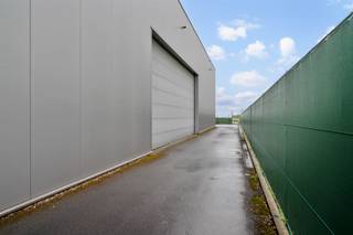 <p>"ABSOLUTE TOPPER" - Afspraak enige bezoekdag ENKEL telefonisch via Randy Remue op 0479/99. 99. 90 , meer info via Facebook "Remue Randy" - LIKE de pagina en blijf op de hoogte van alle nieuwe woningen. Dit magazijn vinden we terug in Herzele, te Hoogstraat 152B. Het betreft een volledig geïsoleerd magazijn van circa 450m2 met 2 poorten. 1 poort is 4m hoog en 4m breed. De andere poort is 4m hoog en 9m breed. Toegankelijk via een privatieve weg. Mogelijkheid tot bijhuren van bureelruimte. Prijzen zijn excl. btw (indien van toepassing) en kosten. Dit magazijn is een ABSOLUTE TOPPER. Centraal gelegen vlakbij Europaweg (N42) en op 8km van de autosnelweg. VOOR ZEER SNELLE BESLISSERS!!  <br />IMMO ZONE RHODELAND - RANDY REMUE - 0479/ 99. 99. 90</p>