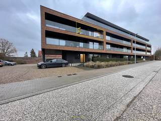 Te huur, energiezuinig en ruim 2-slaapkamer appartement met autostaanplaats gelegen te NeveleDit ENERGIEZUINIG RECENT APPARTEMENT met zicht op het...