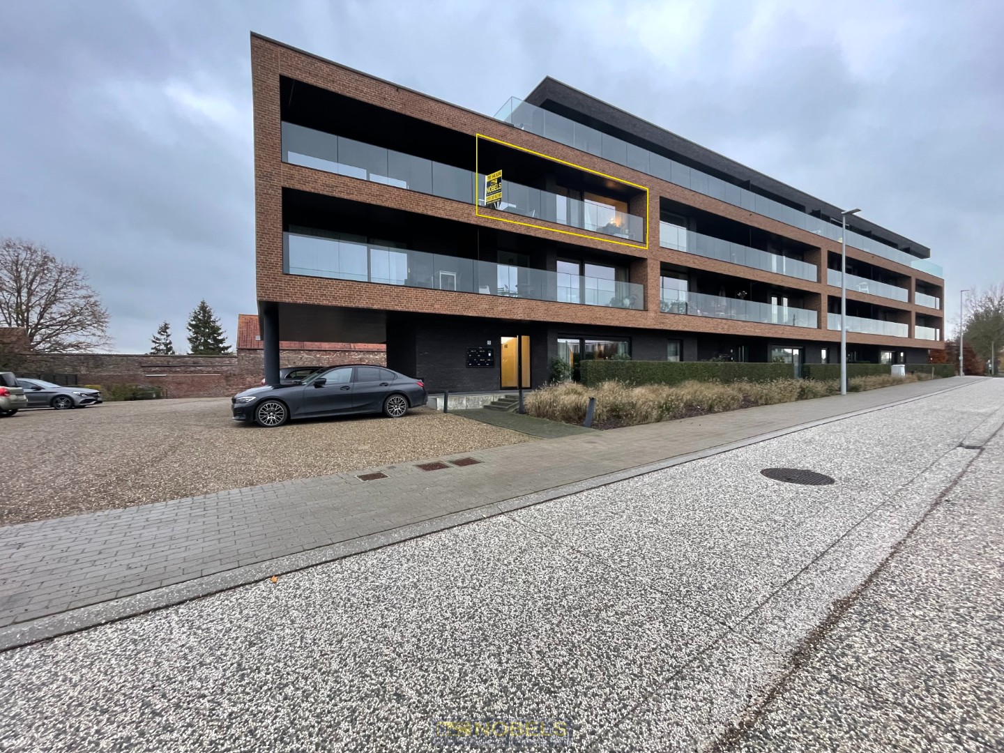 Te huur, energiezuinig en ruim 2-slaapkamer appartement met autostaanplaats gelegen te Nevele - foto 1