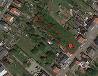 <p><span>Découvrez ce terrain de 1.000 m² situé dans un environnement calme, idéal pour une maison jumelée.</span></p><p><span>Le numéro 25 de la Torenstraat se trouve dans un quartier charmant de Rotselaar, avec des commodités et des possibilités de loisirs à proximité. Avec une largeur de rue de 13,55 mètres et une profondeur de 86,50 mètres, ce terrain offre beaucoup despace pour réaliser votre projet de rêve.</span></p><p><span>Sur le lot 1, d'une superficie totale de 10 ares, il est possible de construire une maison unifamiliale en construction semi-ouverte. La maison doit avoir un retrait latéral dau moins 6 mètres de large. La ligne de construction s'aligne sur celle du numéro 27 de la Torenstraat, à 6 mètres de laxe de la route située en face et au niveau de la ligne de construction, avec une profondeur de bâtiment maximale de 10,3 mètres. Le bâtiment principal doit être équipé dun toit à deux versants avec une hauteur de corniche de 6 mètres.</span></p><p><span>Les extensions et dépendances sont également autorisées en dehors de la zone de construction. Des extensions au rez-de-chaussée, adjacentes au bâtiment principal, sont autorisées jusqu'à une profondeur maximale de 15 mètres. La hauteur de corniche des extensions est limitée à 3,5 mètres, avec une forme de toit libre. Une terrasse est autorisée jusqu'à la limite mitoyenne des lots 1 et 2, avec une profondeur maximale de 4 mètres.</span></p><p><span>Grand jardin orienté à louest : Profitez du soleil laprès-midi et en soirée. Excellente accessibilité : accès facile aux transports en commun et bonne connexion à lE314.</span></p><p><span>Contactez-nous dès aujourdhui (au numéro 0491/15.35.99) pour plus dinformations, et nhésitez pas à visiter le terrain pour le découvrir par vous-même !</span></p>