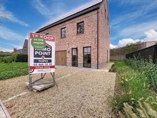 Rustig gelegen met weids uitzicht zowel voor- als achteraan. Niet ver van de kerk van Millegem. Tussen de dorpskernen van Ranst en Wommelgem. De linkse woning is verkocht.<br /><br /><strong>INDELING TERREIN</strong><br />Halfopen bebouwing met een autostaanplaats vooraan.<br />Terras en afgesloten tuin.<br /><br /><strong>INDELING GELIJKVLOERS</strong><br />Inkom met apart toilet en traphal.<br />Leefruimte en open keuken. Berging naast de keuken.<br /><br /><strong>INDELING 1E VERDIEPING</strong><br />Nachthal met apart toilet.<br />Twee slaapkamers van 13,6 m² en 15,8 m².<br />Badkamer met douche en bad.<br /><br /><strong>INDELING 2E VERDIEPING<br /></strong>Twee slaapkamers van 12,4 m² en 13,3 m².<br />Nachthal met ruime overloop (6,5 m² en ideaal om bv. nog een bureau te plaatsen).<br />Ruimte voor technieken.<br /><br /><br /><strong>BIJKOMENDE AANKOOPKOSTEN</strong><br />Prijs excl. kosten + 12 % registratierechten op grondwaarde + BTW op constructiewaarde + nutsvoorzieningen + notariskosten.<br />Grondwaarde = 185.000 euro / Constructiewaarde = 400.000 euro.<br /><br /><br /><strong>BIJZONDERHEDEN<br /></strong>6% BTW mogelijk (onder voorwaarden).<br />Niet enkel mooi voor het oog maar ook met aandacht voor duurzaamheid om zo een energiezuinig en comfortabele woning te bouwen.<br />De woningen zijn volledig afgewerkt tot schilderwerken toe.<br />Zo zijn er onder meer volgende zaken aanwezig:<br />- warmtepomp die de vloerverwarming gelijkvloers aanvoert (er is dus geen gas aanwezig),<br />- lucht/lucht warmtepomp voor de toestellen in de slaapkamers dewelke ook kunnen koelen,<br />- geautomatiseerd ventilatie D-systeem,<br />- zonnepanelen op het dak,<br />- infiltratiebekken in de tuin voor verzameling van regenwater,<br />- regenwaterput van 10.000 liter,<br />- laadpaalfunctie,<br />- armaturen inbegrepen,<br />- volledig geschilderd,<br />- grasrobot inbegrepen.<br /><br />Te behalen E-peil: 0. Definitieve berekening werd nog niet voltooid.<br /><br />Stedenbouwkundige inlichtingen: in aanvraag.<br /><br /><br /><strong>POSITIEVE ASPECTEN<br /></strong>Ben woning waardoor de koper gedurende vijf jaar geen onroerende voorheffing moet betalen (K.I.).<br />Future proof<br />Rustige en landelijke ligging<br />Gebouwd met mooie details