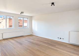 <p>Knap en ruim appartement gelegen op de 2e verdieping van een kleinschalig gebouw in rustig gelegen buurt.<br /><br />Het appartement werd volledig gerenoveerd en modern afgewerkt.<br />Aparte inkomhal met gastentoilet en bering met aansluiting voor wasmachine en droogkast.<br />Ruime en lichtrijke woon- en leefruimte op een lichte eikenhouten parketvloer. Open ingerichte keuken met kwaliteitsvolle AEG toestellen : keramische kookplaat, koelkast met vriesvak, combi-oven en vaatwasser. Dit alles afgewerkt met een strak granieten werkblad.<br />Via de grote raampartijen krijgen we toegang op het Z/W georiënteerde terras van +/- 28 m². <br /><br />2 Volwaardige slaapkamers, eveneens op parketvloer. Ingerichte badkamer met inloopdouche en dubbele lavabo met meubel.<br /><br />Privatieve kelderberging + gemeenschappelijke fietsenberging aanwezig.<br />Dit appartement is geschikt voor maximum 3 personen en is beschikbaar vanaf 01/01/2027.<br />Nutsvoorzieningen apart op te nemen door de huurder.</p>