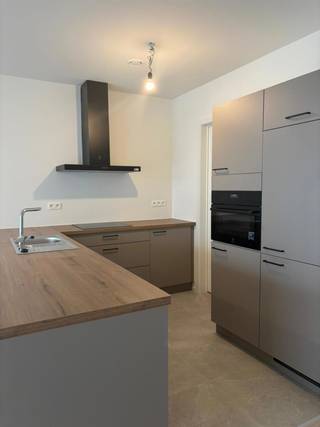 <p>Mooi appartement op de 1ste verdieping met een ruime leefruimte met open keuken en aansluitende berging, 2 slaapkamers die uitgeven op een ruim terras aan de voorzijde, badkamer met douche en dubbele lavabo en apart toilet mooie inkomhal met ingebouwde vestiairekast en glazen deur naar leefruimte. Het terras grenst aan de leefruimte en biedt u een mooi zicht op een groene gemeenschappelijke tuin. <br /><br />De verwarming wordt voorzien met een geothermische warmtepomp op zonnepanelen waardoor de stookkosten aanzienlijk lager liggen dan bij een gasketel. Het appartement voldoet aan de zuinigste energienormen om met deze dure energieprijzen te genieten van een betaalbaar wooncomfort.<br /><br />Het project "Rubenspark" is gelegen op de Mechelsesteenweg te Blaasveld, kort bij het centrum en op wandelafstand van een kleuter- en lagere school, en van verschillende winkelketens zoals Delhaize en Okay. Er is een vlotte bereikbaarheid via de A12 en de E19. <br />Aan de zijde van de Mechelsesteenweg komt een mooi, hedendaags gebouw met 19 appartementen over 4 verdiepingen. Met een ruime keuze tussen 1,2 en 3 slaapkamer-appartementen. Alle terrassen kijken uit op het groene en rustige binnen gebied aan de achterzijde.<br />Achter de appartementen in de groene binnentuin creëren we 12 wooneenheden genoemd stapelwoningen.<br />De gelijkvloerse 2 slaapkamer woningen zijn voorzien van een privatieve tuin en terras en de appartementen zijn allemaal voorzien van een ruim terras. Het project beschikt over een ondergrondse keldergarage en mooie gemeenschappelijke tuinen.<br />In dit groene kader, zal dit project vooral de focus leggen op hedendaagse architectuur en uitgedachte buitenaanleg om een bijzondere woongelegenheid te creëren.<br /><br /></p>