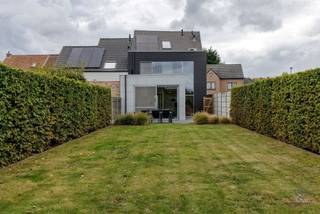 Deze instapklare woning werd met zorg én oog voor detail vernieuwd en combineert hedendaags wooncomfort met een praktische indeling.Bij het...