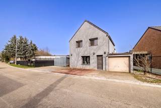 Centraal gelegen woning met 3 slaapkamers, leuke tuin, EPC label B en diverse parkeermogelijkheden. <br /><br />Indeling GLV: inkomhal; lichtrijke woonkamer; volledig geïnstalleerde keuken; wasplaats; apart toilet; badkamer bevat lavabo en douche; trap naar de kelder. <br /><br />1V: masterbedroom; 2 slaapkamers (door middel van een doorloopprincipe); uittrekbare trap naar de bergzolder.<br /><br />Oprit is aangelegd met 2x garage; gezellig terras aan de keuken met volledig omheinde tuin; tuinberging. <br /><br />Algemeen: <br />- EPC label B (ramen vernieuwd in 2017 + rolluiken) <br />- Verwarming dmv stookolie + airco in combinatie met 18 zonnepanelen (2018) <br />- Elektriciteit conform <br />- Daken vernieuwd in 2017 en 2020<br /><br />Bekijk zeker de 360° rondgang via onze website (+ mogelijkheid tot opmeten en ontmeubelen).<br />Alle attesten zijn beschikbaar onderaan op onze website. <br />Voor meer info of een bezoek: 0472 22 22 44 of thanee@solittvastgoed.be.