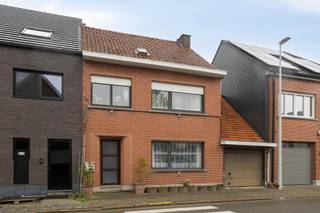 Maison mitoyenne très solide à rénover à Denderleeuw. La maison est située à quelques pas de la gare de Denderleeuw, de divers commerces et...
