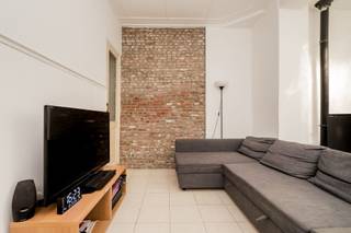 <p><span>Deze woning op slechts vijf minuten van het centrum van Mechelen biedt heel wat mogelijkheden om na verdere renovatie uit te groeien tot een aangename, moderne stadswoning.</span></p><p><span>De voorgevel werd recent volledig vernieuwd en geïsoleerd. Ramen zijn voorzien van dubbele of hoogrendementsbeglazing en rolluiken.</span></p><p><span>Op het gelijkvloers bevindt zich een inkomhal met authentieke tegels. De kamer aan de voorzijde beschikt over een ingemaakte kast en kan flexibel worden ingericht als fietsenberging, wasplaats, bureau of hobbyruimte. Verder zijn er een badkamer met inloopdouche, toilet en lavabo, en een ruime leefruimte met plaats voor een open keuken, die nog geïnstalleerd dient te worden. Onder de leefruimte bevindt zich een kelder.</span></p><p><span>Om een aangename stadskoer te creëren, dient een gedeelte van de leefruimte te worden aangepast en moeten een nieuwe achtergevel en een schuifraam worden geplaatst. Voor deze werken werd reeds een nieuwe bouwvergunning toegekend. Kandidaat-kopers kunnen de nieuwe vergunde plannen inkijken.</span></p><p><span>Op de eerste verdieping vindt u aan de voorzijde een ruime slaapkamer met een extra douchekamer. Daarnaast is er een doorloopkamer met de trap naar de zolderverdieping. Hier bevindt zich nog een royale slaapkamer, eveneens voorzien van een eigen douchekamer.</span></p><p><span>De woning geniet een uitstekende ligging nabij het centrum van Mechelen, winkels, scholen en openbaar vervoer. Ook in de directe omgeving zijn er voldoende parkeermogelijkheden.</span></p><p><span>Een eigendom met potentieel voor wie op zoek is naar een renovatieproject op een bijzonder gunstige locatie.</span></p>