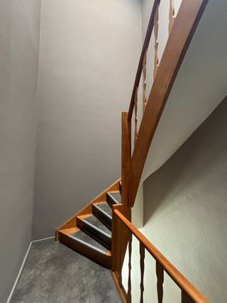 Het appartement is gelegen op de tweede verdieping in een gebouw met 5 appartementen. De keuken is uitgerust met een elektrisch kookvuur en oven. De keuken is op tegel en de rest van het appartement is op een mooie laminaat. In de badkamer is een douche, lavabo en toilet. Naast de 2 slaapkamers is er nog een aparte berging. In de kelder zijn er twee bergingen inbegrepen.<br /><br />Troeven zijn een conform elektriciteitsattest, EPC B, een asbestveilig appartement.<br /><br />Een ondergronds garage is verplicht mee aan te kopen aan de prijs van € 22.500.<br /><br />Appartement is momenteel niet verhuurd zodat het onmiddellijk beschikbaar is.