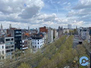 Dit instapklaar loft-appartement is gelegen op de bovenste verdieping van een kleinschalige residentie op de Britselei. Winkels, restaurants, openbaar vervoer, toegangswegen en scholen zijn in de onmiddellijke omgeving. <br /><br />Via de gang kom je in de ruime woonkamer (40m2) die beschikt over een volledig ingerichte keuken. Door het open, ruimtelijk gevoel waan je je in een echte loft. Vooraan is er een terras (8m2) waar je kan genieten van de avondzon. In de woonkamer bevindt zich een trap die uitgeeft op het grote dakterras (35m2) met een panoramisch zicht over Antwerpen.<br /><br />Achteraan het appartement bevindt zich de slaapkamer met aanpalend een derde terras (8m2). Hier zorgt de ochtendzon dan weer voor een aangename, lichtrijke sfeer. Verder is er een badkamer met ligbad, lavabo en toilet. Ook beschikt het appartement over een privatieve kelderberging en gemeenschappelijke wasruimte.<br /><br />Het appartement is beschikbaar op 01 september 2026. <br /><br />Troeven: Zeer centrale ligging, ruimtelijk lichtrijk gevoel, 3 zonnige terrassen, dubbel glas, extra kelderberging, EPC 354 kWh/m2, …<br /><br />Huurprijs: 975€ + 100€ gemeenschappelijke kosten (water en verwarming inclusief).<br /><br />Graag een bezoek ter plaatse op de eerste bezoekdag op vrijdag 12 juni? <br /><br />Bel Dries op 0470/107217<br />