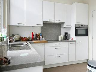 De snelste manier om een bezoek te brengen aan deze woning? Vraag je bezoek aan via de rode knop op onze website (www.dewaele.com) en je wordt gecontacteerd door één van onze verhuurexperten. <br /><br />Instapklare woning met 3 slaapkamers, garage en zonnige tuin op een centrale ligging te Roeselare.<br /><br />De woning heeft volgende indeling:<br />- Inkom<br />- Lichtrijke leefruimte<br />- Geïnstalleerde keuken voorzien van fornuis, frigo, spoelbak, oven en vaatwas<br />- Berging<br />- 3 slaapkamers <br />- Badkamer voorzien van lavabo en douche<br />- Zonnige tuin met aangelegd terras<br />- Garage<br /><br />Extra kenmerken:<br />- Lichtrijk en instapklaar <br />- Energiezuinig<br />- Centraal gelegen nabij openbaar vervoer, winkels, scholen, centrum van Roeselare,...<br /><br />Ben jij geïnteresseerd in deze woning te huur in Roeselare? Aarzel dan niet ons te contacteren.<br /><br />Deze AI-visualisaties zijn bedoeld als inspiratie. Er werd geen rekening gehouden met technische specificaties, stedenbouwkundige voorschriften of de concrete mogelijkheden tot realisatie.