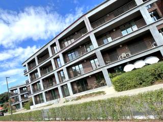 Surf naar www.abricasa.be en plan jouw verhuurafspraak in samen met onze digitale assistente Alice!GEMEUBELD appartement met ruime en zonnige terras en autostaanplaats!Het gemeubeld appartement is gelegen op de 3e verdieping bereikbaar via lift/trap.Het appartement is aangepast aan mindervaliden en beschikt over een autostaanplaats in de ondergrondse garage. Je komt het appartement binnen in de open leefruimte die bestaat uit de eetkamer, keuken en woonkamer. De keuken is voorzien van o.a. ijskast, diepvries, oven en vaatwasmachine. De slaapkamer is verbonden aan de badkamer die voorzien is van een douche, lavabomeubel en toilet. Verderdoor vind je de berging. Via de bureau en woonkamer heb je toegang tot het aangenaam terras van 13m². De ramen aan de slaapkamer en eetkamer zijn voorzien van vliegenramen. Het appartement is zeer fijn gelegen aan Fort IV, zwembad Mortsel, supermarkten, openbaar vervoer... Mobiscore 8,8/10.- GEMEUBELD - EPC: 34 kWh/m² UC: 11029-G-2014/0218/EP06290/A002- Maandelijkse kosten: 50,- euro bevatten: provisie onderhoud &amp; verbruik gem. delen- Huurwaarborg: 3.510 euro - Beschikbaar: 01/08/2026- Type contract: bepaalde duur - 1 jaarAbricasa staat voor een persoonlijke én actieve vastgoedbegeleiding van A tot Z! Leer ons kennen!
