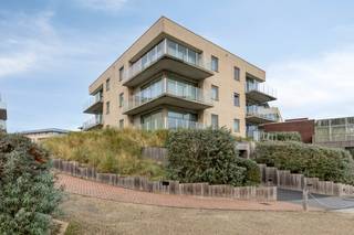 Op de eerste verdieping van een verzorgd gebouw, bereikbaar via lift en trap, vind je dit aangename en lichtrijke appartement.<br /><br />Je komt het appartement binnen via de inkomhal met handige opbergruimte en een apart gastentoilet met handenwasser.<br />De living geniet van overvloedig <strong>natuurlijk licht</strong> en geeft rechtstreeks toegang tot het ruime, <strong>West-gerichte terras</strong> (15 m²) waar je heerlijk kunt ontspannen in de avondzon.<br /><br />De verzorgde keuken is uitgerust met alle comfort, aansluitend een praktische berging.<br />Verder zijn er <strong>twee slaapkamers</strong> en een badkamer met inloopdouche en dubbel lavabomeubel.<br /><br />Verder is er nog een berging dat bij het appartement hoort.<br />Een ondergrondse autostaanplaats is aan te kopen aan € 40.000<br /><br />PVC-ramen met dubbel glas en centrale verwarming op gas.<br />Bron bewoonbare oppervlakte : EPC - certificaat<br /><br /><strong>Belangrijk</strong>: Vakantieverblijf, geen permanente bewoning mogelijk.<br />Tevens interessant als investering om te verhuren als vakantieverblijf.<br /><br />Een ideaal appartement voor wie op zoek is naar comfort, licht en een mooi terras!<br />Kom snel deze parel ontdekken! Bel ons op 03/775.78.79.<br />Ben je ook van plan jouw eigendom te verkopen? Maak een afspraak voor een gratis schatting, wij maken er samen een succesverhaal van.