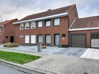 Energiezuinige woning op 321 m² in een rustige omgeving, bestaande uit een inkomhal met afzonderlijk toilet, gezellige leefruimte met eet- en zithoek, recent vernieuwde keuken met eetplaats, veranda/polyvalente ruimte, was-/bergplaats, garage met sectionale poort en een omheinde tuin met aangelegd terras en tuinberging.<br />Op het verdiep bevinden zich 3 slaapkamers, een ingerichte badkamer (inloopdouche en lavabomeubel) en een trapluik naar de geïsoleerde zolder.<br /><br />Extra troeven:<br />
<ul>
<li>Energiezuinig (label D)</li>
<li>Aangelegde voortuin met private oprit</li>
<li>Droge kelder</li>
<li>Regenwaterput</li>
<li>Nabij scholen, winkels en openbaar vervoer</li>
<li>Instapklaar</li>
</ul>
<br />Deze woning is te koop ZONDER makelaar via het concept van Smart Houses!<br />Wenst u verdere inlichtingen of een bezoek? Contacteer rechtstreeks de eigenaar via 0477/42.30.63