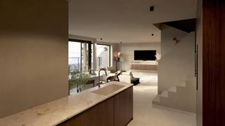 <p>LANCERINGSACTIE: Aankoop van een overdekte autostaanplaats aan halve prijs!</p><p>Ontdek Residentie Lovia, een exclusief nieuwbouwproject op een van de meest gegeerde locaties in Aalter, op slechts 50 meter van de Markt. Hier woont u rustig, maar toch midden in het bruisende centrum, met winkels, horeca en alle voorzieningen op wandelafstand. Deze stijlvolle residentie bestaat uit een beperkte selectie ruime appartementen en duplexen, ontworpen met oog voor licht, comfort en een hoogwaardige afwerking. Dankzij de inzet van moderne technieken zoals een warmtepomp en zonnepanelen geniet u van een energiezuinige en toekomstgerichte woonoplossing die uw wooncomfort én uw energiefactuur ten goede komt.</p><p>Elk appartement wordt afgewerkt met kwalitatieve materialen die u volledig naar eigen smaak kunt kiezen. Ruime leefterrassen, doordachte indelingen en een uitstekende oriëntatie maken van elke woonunit een plek waar u elke dag opnieuw met plezier thuiskomt. Bovendien beschikt Residentie Lovia over afgesloten garageplaatsen, waardoor parking nooit een probleem vormt in het centrum.</p><p>Bent u op zoek naar een stijlvolle, energiezuinige en centraal gelegen woonst of investering in Aalter? Dit is uw kans. Residentie Lovia combineert de charme van een kleinschalig project met de luxe van modern wonen.</p><p>Interesse? Contacteer Altro Projects – wij helpen u graag verder.</p>
