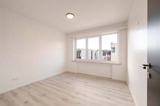 <p><strong>ONMIDDELLIJK VRIJ | ENERGIEZUINIG APPARTEMENT MET 2 SLPS EN TERRAS OP TOPLIGGING IN HARTJE TIELT</strong><br />In hartje Tielt, vinden we dit kwalitatief gerenoveerd appartement, vlakbij de markt, winkels, bakker, slager, supermarkten, scholen, restaurants en openbaar vervoer, doch met rustige ligging. Met een bewoonbare oppervlakte van maar liefst 105m² kan men genieten van een lichtrijke leefruimte met open en volledig geïnstalleerde keuken, 2 slaapkamers waarvan 1 met dressing en een terras. De warmtepomp, de hoogrendementsbeglazing en de maximale isolatie ,dragen bij tot een zeer energiezuinige eigendom. De lichte kleuren, warme tinten en kwalitatieve materialen zorgen dan weer voor een stijlvolle en exclusieve uitstraling.  Geen syndickosten, de vermelde prijs is de totale huurprijs.</p><p><strong>INDELING:</strong><br />We komen binnen in de inkomhal met wasplaats en afzonderlijk toilet. Vanuit de inkom komen we via een dubbele glazen deur terecht in de ruime en lichtrijke leefruimte met open en volledig geïnstalleerde keuken.<br />De leefruimte geniet veel lichtinval door grote raampartijen en biedt voldoende plaats voor een ruime zithoek en eetplaats.<br />Verder zijn er 2 ruime volwaardige slaapkamers waarvan 1 met dressing alsook de badkamer met dubbele lavabo en inloopdouche.<br />Het appartement is volledig geschilderd en geniet een hoogwaardige afwerking met moderne technieken.<br />Tot slot is er een bovengrondse garage, deze is in de vermelde huurprijs inbegrepen.</p><p><strong>TROEVEN:</strong><br />- Topligging, vlakbij markt en winkels<br />- Energiezuinig<br />- Terras<br />- Garage </p>