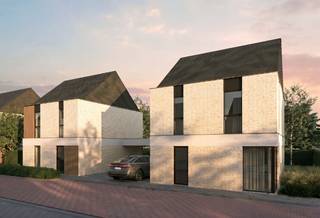 Deze strak ontworpen nieuwbouwwoning van Huysman Bouw ligt in een rustige, nieuwe verkaveling tussen de Eeklostraat en Benninckstraat. De bouwwerken zijn gestart en u koopt aan vaste prijs. De woning is zuidoost georiënteerd op een perceel van 261m² en beschikt over een carport, zolder, 3 slaapkamers en een praktische wasplaats. Dankzij de grote raampartijen geniet u van veel licht en een optimale indeling. Energiezuinigheid staat centraal: warmtepomp met vloerverwarming op beide verdiepingen, zonnepanelen, ventilatie met warmterecuperatie en superisolerende beglazing zijn standaard. Uw interieur kiest u volledig op maat, met begeleiding van onze interieurarchitect. Ruime budgetten voor keuken, vloeren en deuren zijn voorzien. Ontworpen door CAS architecten, met hoogwaardige gevelmaterialen en strakke lijnen. Interesse? Contacteer Ewout Vanden Bussche via 0497 588 888 of contact@huysmanbouw.be.