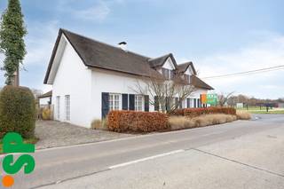 Stijlvolle villa met alle comfort op perceel van 11A 70CA.Indeling gelijkvloers: inkomhall met gastentoilet en vestiaire, eetplaats, zithoek met open...