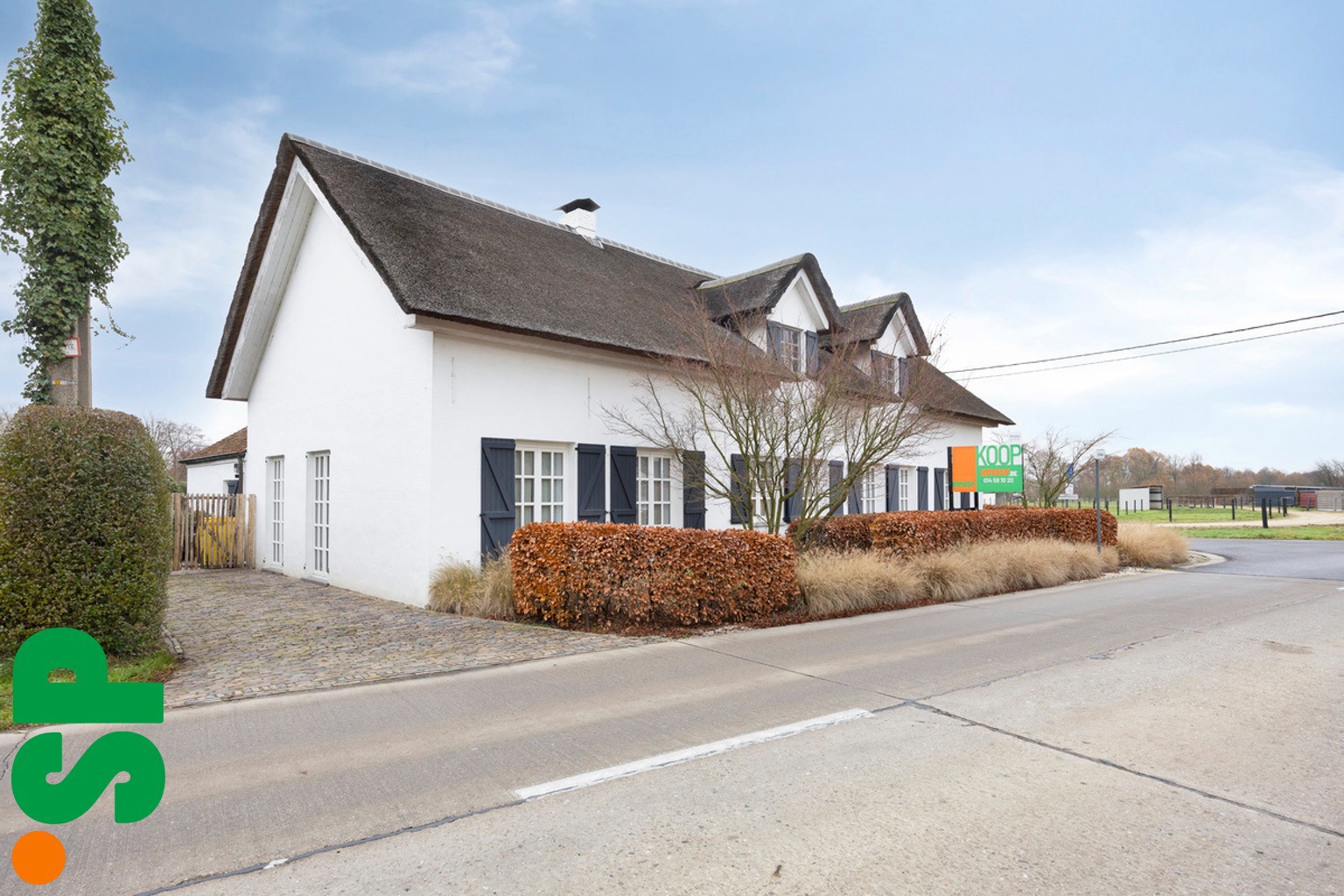 Zeer mooi afgewerkte villa met 5 slaapkamers en 3 badkamers op centrale doch landelijke locatie. - foto 3