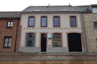 Deze woning is gelegen in de rustige Kouterstraat in Merkem. Een gezellig en rustig dorp met alle nodige voorzieningen nabij.<br /><br />Deze woning werd volledig gerenoveerd in 2025 en voldoet aan de hedendaagse woon en energienormen.<br />Hier vinden we op de gelijkvloers de eet -en leefruimte, keuken met tal van voorzieningen, hal, berging, apart toilet en buitenkoer.<br />Op de eerste verdieping zijn er 2 ruime slaapkamers aanwezig, badkamer en een apart toilet.<br />Op de tweede verdiepingen zijn er nog 2 ruime slaapkamers.<br />Bovendien is er nog een zolderruimte aanwezig, die als extra opbergruimte kan dienen.<br /><br />De woning heeft een E-peil van 24 (label A, 39 kWh/ (m² jaar)) en is voorzien van zonnepanelen en een regenwaterput. Kortom een woning met een laag verbruik op vlak van water, elektriciteit en gas!<br /><br />De maandelijkse huurprijs voor deze woning bedraagt €925 en is beschikbaar vanaf 17/11/2026.<br />Op zoek naar een totaal gerenoveerde energiezuinige woning in een gezellig dorp?<br />Zoek niet verder en neem contact met ons op voor een bezoek ter plaatse!