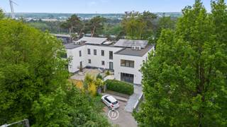 Betreed een wereld van mogelijkheden in dit buitengewoon ruime pand, gelegen op een unieke locatie te Bolderberg, omringd door 27 are aan...