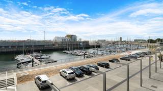 Fantastisch gelegen appartement met een panoramisch open zicht over de jachthaven en de aangemeerde zeilboten van Zeebrugge. Zonder twijfel één van de mooiste locaties aan onze kust en dit in combinatie met een perfecte oriëntatie richting het zuiden. Het appartement beschikt over 2 slaapkamers en een leuk terrasje aan de voorzijde.<br /><br />Bovendien geniet het appartement van een energielabel A en een conforme elektriciteitskeuring.<br />Kortom: volledig instapklaar en mee met de hedendaagse normen.<br /><br />Indeling:<br />Inkomhal met ingebouwde vestiaire en gastentoilet, een sfeervolle woonkamer met een massief parket, een ingerichte open keuken, een verzorgde badkamer en 2 slaapkamers.<br />Private kelderberging inbegrepen in het gebouw.<br /><br />Zonder twijfel een topper in zijn soort.<br /><br />Meer informatie of een vrijblijvend bezoek?<br />Contacteer Sacha Vanrafelghem op GSM 0487/43.79.10.