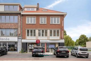 Bent u op zoek naar een betaalbare woonst of een interessante investering? Dan is dit gelijkvloers appartement van ca. 75 m² zeker een bezoek waard. Gelegen in een kleinschalige residentie met beperkte gemeenschappelijke kosten, geniet u hier van een rustige woonomgeving met een vlotte verbinding naar Brussel en alle dagelijkse voorzieningen binnen handbereik. Dankzij de aangename buitenruimte en veranda biedt dit appartement bovendien een extra troef. IndelingHet appartement omvat een inkomhal, een lichtrijke leefruimte, een keuken, één ruime slaapkamer, een badkamer en een berging. Aansluitend bevindt zich een veranda die uitgeeft op de buitenruimte, ideaal om het hele jaar door van extra leefcomfort te genieten.Karakteristieken- Gelijkvloers appartement- Bewoonbare oppervlakte van ca. 75 m²- Gelegen aan de rand van Brussel- Kleinschalige residentie = beperkte gemeenschappelijke kosten- Licht op te frissen- Ideaal als startersappartement of als investering- Goede bereikbaarheid en nabij voorzieningen- Maatregelen in het maatregelenregister: neeOf u nu op zoek bent naar uw eerste eigen woning of een rendabele investering, dit appartement biedt heel wat potentieel op een gegeerde locatie. Interesse? Contacteer ons vandaag nog voor meer informatie of een bezoek ter plaatse via 02 460 80 46 of info@structura.be