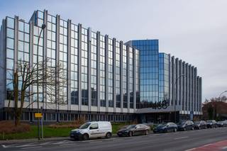 Magnifiek gelegen kantoorruimtes van 207 m² tot +/- 3.109 m² te huur op amper 750 m van de A12 op- en afrit 2 Strombeek-Bever-Centrum met een directe verbinding naar de R0 (450 m). Tevens vlot bereikbaar met het openbaar vervoer. De instapklare kantoren zijn van alle hedendaagse comfort voorzien en bevinden zich in een prachtig ingericht themagebouw dat voorzien is van o.a. liften, badgesysteem, verwarming, verlichting, sanitair, ... Alsook mogelijkheid tot het huren van een archiefruimte. Ruime parkeermogelijkheden. Dankzij de fantastische bereikbaarheid in combinatie met de visibiliteit vanaf de Romeinsesteenweg is dit dé perfecte locatie om uw bedrijf te vestigen. Commerciële omgeving met tal van bedrijven in de nabijheid. Beschikbaar na overleg.<br />Contacteer PANORAMA voor bijkomende inlichtingen of een vrijblijvend plaatsbezoek 02 420 00 00.