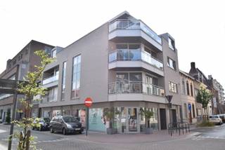 Dit ruime appartement is gelegen in het bruisende Roeselare en biedt alle comfort en luxe die je maar kunt wensen. Het penthouse bevindt zich in de residentie MASEMAR, een gebouw uit 2004. <br /><br />Het appartement beschikt over een twee grote leef/zitruimtes en open volledig ingerichte keuken met aansluitend een berging/voorraadkamer.<br />Er zijn 2 slaapkamers, wat ideaal is voor een gezin of voor wie graag gasten ontvangt. Daarnaast is er een ruime badkamer aanwezig, die voorzien is van een ligbad - inloopdouche - wandmeubel met twee lavabo's - toilet.<br /><br />Een van de absolute troeven van dit penthouse is het ruime terras, waar je heerlijk kunt genieten van de zon en het uitzicht over de stad. De bewoonbare oppervlakte van 157 m² zorgt ervoor dat je voldoende ruimte hebt om te leven, werken en ontspannen. <br /><br />Wat betreft energiezuinigheid zit je hier ook goed, met een EPC-waarde van 162.00 en een energielabel B. Dit betekent dat je niet alleen comfortabel woont, maar ook nog eens bespaart op je energierekening.<br /><br />Kortom, dit appartement in Roeselare heeft alles wat je zoekt: ruimte, comfort, een prachtig uitzicht en een uitstekende ligging. Ben je op zoek naar een nieuwe thuis of investering? Dan is dit penthouse zeker het overwegen waard!<br /><br />Er is een mogelijkheid tot het aankopen van een garage gelegen in het garagecomplex De Munt op 300m van het appartement.