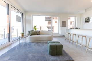 <p>Op de derde en vierde verdieping van Residentie Pigeon vind je dit moderne nieuwbouw duplexappartement van 103 m², met een slimme indeling, hoogwaardige afwerking en een prachtig uitzicht op de Wellington Renbaan. Strand, zee en stadscentrum liggen op wandelafstand.</p>
<p>De derde verdieping omvat een ruime leefruimte met grote raampartijen, een open en volledig uitgeruste keuken met berging, een eerste slaapkamer met ensuite badkamer en een afzonderlijk gastentoilet. Op de vierde verdieping bevindt zich de tweede (en grootste) slaapkamer, eveneens met eigen ensuite badkamer voor optimaal comfort en privacy.</p>
<p>Daarboven beschik je nog over een <strong>grote zolderverdieping</strong>, ideaal als extra berging of polyvalente ruimte.</p>
<p>Aan de voorzijde ligt een terras van 6 m², een aangename buitenruimte om te genieten in alle rust.</p>
<p>Het appartement is energiezuinig ontworpen en modern afgewerkt met duurzame materialen. Bovendien kan de aankoop gebeuren aan een verlaagd btw-tarief van <strong>6%</strong> (onder voorwaarden).</p>
<p><strong>Troeven:</strong></p>
<ul>
<li>
<p>Nieuwbouw duplex van 103 m²</p>
</li>
<li>
<p>Twee slaapkamers, beide met ensuite badkamer</p>
</li>
<li>
<p>Grote zolderverdieping als extra ruimte</p>
</li>
<li>
<p>Terras van 6 m²</p>
</li>
<li>
<p>Modern en energiezuinig ontwerp</p>
</li>
<li>
<p>Prachtig uitzicht op de Wellington Renbaan</p>
</li>
<li>
<p>Aankoop mogelijk aan 6% btw</p>
</li>
<li>
<p>Gemeenschappelijke fietsenberging</p>
</li>
</ul>