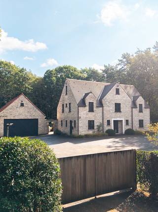 <p>Met veel genoegen stellen wij deze bijzonder indrukwekkende en verrassend ruime villa aan u voor, gelegen op een mooi perceel van 4500 m². Deze riante gezinswoning verenigt op harmonieuze wijze royale leefruimtes, eigentijds wooncomfort en een hoogwaardig outdoor gevoel. <br /><br />Bij het betreden van de woning komt u via de inkomhal terecht in de royale leefruimte, waar de keuken naadloos op aansluit. De functionele indeling op het gelijkvloers wordt versterkt door een praktische wasruimte en een afzonderlijke berging. Met maar liefst zes volwaardige slaapkamers, een grote nieuwe badkamer en twee extra douchekamers biedt deze woonst alle gewenste ruimte voor een groot gezin met een kantoor aan huis.<br /><br />Bovendien is er aan opbergruimte geen gebrek dankzij de aanwezigheid van een koele kelder én een ruime zolder. Buiten bevindt zich een van de absolute blikvangers van het domein: een prachtig aangelegde tuin met een aangenaam terras en een unieke zwemvijver waar u het hele jaar door in alle privacy kunt ontspannen. Dankzij het ruime polyvalente bijgebouw biedt deze villa een zee van mogelijkheden voor zowel professionelen als particulieren.<br /><br />Laat u verassen door de afwerking en de talloze mogelijkheden van deze villa in het groen tijdens uw bezoek.<br /><br />Voor verdere info of een vrijblijvende waardebepaling van uw eigendom: nessim@homixx.be of 03 653 11 96.<br /><br />Laat u verassen door de afwerking en de talloze mogelijkheden van deze villa in het groen tijdens uw bezoek.<br /><br />Voor verdere info of een vrijblijvende waardebepaling van uw eigendom: nessim@homixx.be of 03 653 11 96.</p>