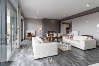 Dit bemeubelde penthouse van 121 m² ligt in een rustige en aangename buurt en geniet van veel natuurlijke lichtinval.<br /><br />Het appartement bestaat uit een inkomhal die uitgeeft op een ruime leef- en eetruimte met een volledig uitgeruste open keuken. Vanuit de leefruimte is er toegang tot het ruime terras. Verder is er een wasruimte en een apart toilet.<br /><br />Er zijn twee slaapkamers met toegang tot een terras. De eerste slaapkamer met ingemaakte kasten heeft een badkamer met douche. De tweede slaapkamer beschikt over een eigen douchekamer.<br /><br />In het gebouw is er de mogelijkheid om een parkeerplaats te huren. Er is ook een gemeenschappelijke fietsenstalling.<br /><br />Provisie gemeenschappelijke kosten: € 150 per maand.<br />Wifi inbegrepen.<br /><br />EPC: D<br /><br />De ligging is goed bereikbaar, met openbaar vervoer, winkels en andere voorzieningen in de buurt.