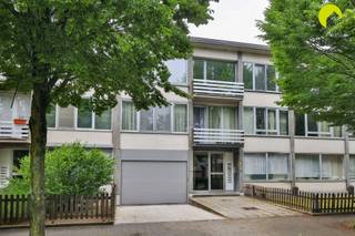 <p><span>Goed onderhouden gelijkvloers appartement (75m²) met 1 slaapkamer, een heel groot terras (100m²) en een grote garagebox gelegen in een rustige woonwijk te Edegem.</span></p><p><span>Het appartement is gelegen op de gelijkvloerse verdieping van een gebouw dat dateert van 1974. Het appartement zelf vinden we terug aan de achterkant van het gebouw.</span></p><p><span>In directe nabijheid vindt u winkels, scholen, verbindingswegen, openbaar vervoer enzovoort. Tevens vindt u op wandelafstand de Romeinse Put en het Sint-Goriksplein.</span></p><p><span> </span></p><p><span>Het appartement zelf beschikt overal over dubbele beglazing met aluminium schrijnwerk. De individuele, centrale verwarming verloopt op gas (recente brander) en de elektriciteit is conform aan de voorschriften van het AREI.</span></p><p><span>Het asbestattest is nog in opmaak en wordt bezorgd bij akte. Het gebouw zelf wordt goed onderhouden en het dak is reeds vernieuwd en extra geïsoleerd conform de huidige normen.</span></p><p><span> </span></p><p><span>Indeling:</span></p><p><span> </span></p><p><span>We betreden het appartement in de centrale inkomhal. Aan de rechter kant vinden we de slaapkamer die uitkijkt op het grote terras.</span></p><p><span>Aan de andere kant is er een extra (tussen)kamer die momenteel dienst doet als bureau.</span></p><p><span>We lopen verder door en bereiken de gerenoveerde badkamer met badkamermeubel, inloopdouche en toilet.</span></p><p><span>Achteraan vinden we de ruime leefruimte met aparte zit/tv hoek. Via de leefruimte bereiken we de basis ingerichte keuken.</span></p><p><span>Een grote troef van het appartement is het enorme terras. Hier zijn veel mogelijkheden.</span></p><p><span> </span></p><p><span>Graag som ik voor u de troeven op van dit gezellig gelijkvloers appartement in Edegem:</span></p><p><span> </span></p><ul><li><span>Rustige locatie, in directe nabijheid van openbaar vervoer, winkels, scholen, verbindingswegen, Romeinse Put, ...</span></li><li><span>Goed onderhouden gebouw: dak reeds voorzien van isolatie</span></li><li><span>Overal dubbele beglazing met aluminium schrijnwerk, elektriciteit conform</span></li><li><span>Zeer tuin terras (100m²)</span></li><li><span>Inclusief garagebox</span></li></ul><p><span> </span></p><p><span>EPC 307 kWh/m² jaar (D-label)</span></p><p><span>STEDENBOUW OP AANVRAAG</span></p><p><span>P-score (perceelscore): klasse D</span></p><p><span>G-score (gebouwscore): </span><span>klasse D</span></p><p><span> </span></p><p><span>Voor een bezoek terplaatse bel 03/449.41.42 of mail hallo@habicom.be</span></p><p><span>Benieuwd naar de waarde van jouw woning? Check het gratis op <span>www.watismijnhuiswaard.be</span></span><span> </span></p><p><span> </span></p>