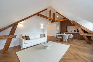 Met gepaste trots stellen wij u dit volledig gerenoveerd appartement voor op een toplocatie in het centrum van Hove. Dit appartement met...