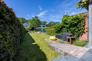 Bent u op zoek naar een instapklare woning met karakter in Maria-ter-Heide? Dan leest u best even verder. Deze woning uit 1951 met 205m² bewoonbare oppervlakte, onderging een grote renovatie in 2013 waarbij de authentieke kenmerken werden behouden, met dit mooie plaatje als resultaat. Gelegen op een rustige locatie nabij het centrum, in een groene omgeving, heeft deze woning alle troeven voorhanden.<br />Indeling: de inkomhal geeft toegang naar de gezellige woonkamer met aansluitend de lichtrijke keuken. Vervolgens is er de wasplaats en het gastentoilet. Het grote terras verbindt de woning met de zuidwest gerichte tuin. Op de eerste verdieping is er de badkamer met inloopdouche, wastafel enkel in meubel en een toilet. Verder zijn er nog 2 grote slaapkamers en 1 kleine. Op de tweede verdieping hebben we nog een bureauruimte met aansluitend een 4de grote slaapkamer. Waterleiding is hier aanwezig dus mogelijkheid tot extra badkamer. Tenslotte is er nog een kleine kelder.<br />De huidige eigenaar heeft recent nog 2 airco's geplaatst en de voordeur vervangen.<br />Troeven:<br />- EPC label B<br />- EK conform<br />- kindvriendelijke buurt<br />Lijkt deze woning iets voor u? Maak dan snel een afspraak via 03 360 85 30!