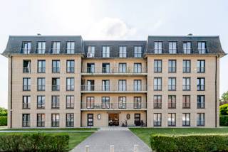 Dit goed gelegen appartement langs de Hundelgemsesteenweg omvat inkom met toilet, living met salon en eetplaats, ingerichte keuken (frigo, combi-oven, keramische kookplaten, dampkap en vaatwas), 2 slaapkamers en badkamer.<br />Gelijkvloerse garagebox bij het appartement: + € 30 000,00.<br />Winkels, restaurants, openbaar vervoer, verbindingswegen op wandelafstand.<br /><br />Bel voor bezoek 0495/93.38.35