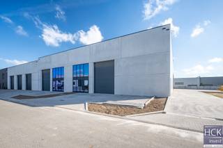 Deze schitterend gelegen NIEUWBOUW KMO-unit van 298m² situeert zich in het hart van de ambachtelijke bedrijfszone "Hoogmolen" te Kruishoutem en zit...