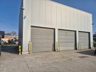 Goed gelegen bedrijfsgebouw te Genk-Zuid, gelegen op 6 km van de E314. Dit gebouw heeft een oppervlakte van 615m², waarbij het voorste gedeelte...