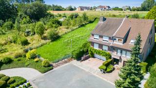 Prachtige bouwgrond van 994 m², uitzonderlijk rustig gelegen als laatste perceel in een doodlopende straat van een verzorgde verkaveling. Deze unieke ligging garandeert een hoge mate van privacy, een verkeersluwe omgeving en een aangenaam uitzicht op het omliggende groen. Bovendien bevindt de bouwgrond zich op een heuvel, waardoor u kunt genieten van prachtige, weidse vrijzichten over de omgeving. Een zeldzame opportuniteit voor wie zijn droomwoning wenst te realiseren op een toplocatie waar rust, comfort, woonkwaliteit én een uniek uitzicht centraal staan.<br /><br />Perceeloppervlakte: 9a94ca<br />Perceelbreedte straatkant: 14.22 meter;<br />Perceelbreedte achteraan: 23.30 meter;<br />Perceeldiepte: 52.17 meter / 46.67 meter<br /><br />Mogelijkheid aankoop extra stuk grond achteraan het perceel van: 11a70ca eveneens bereikbaar via de Leeuwerikstraat<br /><br />Verkavelingsplan/voorschriften beschikbaar op aanvraag<br />Stedenbouwkundige inlichtingen in aanvraag.