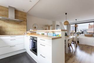 Bent u op zoek naar een 2 slaapkamer appartement met groot terras op de bovenste verdieping in een verzorgd klein gebouw? Dan heeft u wellicht gevonden wat u zoekt? <br /><br />Indeling:<br />U betreedt het appartement via de inkomhal.Deze geeft doorgang aan alle ruimtes. Via de inkomhal heb je ook toegang tot het ruime terras van 40m² dat zich over het hele gebouw uitstrekt. De sfeervolle woonkamer biedt voldoende plaats voor zowel een gezellige zithoek als een volwaardige eettafel. Ook tref je hier de open keuken aan met zicht op de velden achteraan. Deze is voorzien van alle toestellen voor dagelijks comfort. <br /><br />Centraal in het appartement vindt u de moderne badkamer met douche, dubbele lavabo met bijhorend meubel. Het gastentoilet is apart en daar is ook plaats voor wasmachine en droogkast. <br /><br />Achteraan zijn er twee slaapkamers.<br /><br />Ligging:<br />Gelegen op een bijzonder goed bereikbare en centrale locatie, met winkels, openbaar vervoer en groen in de nabije omgeving. Hier woont u rustig en toch centraal, met alle comfort binnen handbereik.<br /><br />Troeven van dit appartement:<br />- Gerenoveerd in 2020<br />- Overal ramen met dubbele hoogrendementsbeglazing<br />- Conform elektrisch keuringsattest<br />- Verzorgd gebouw <br />- Instapklaar, ruim en lichtrijk<br />- Privé terras (40m²)<br />- Mogelijkheid tot aankoop garagebox of berging<br /><br />Interesse?<br />Voor meer informatie of een bezoek ter plaatse, contacteer One Vastgoed op 03 360 85 30.