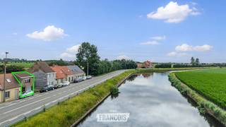 Deze te renoveren woning is gelegen in de Duinkerkestraat in Veurne en biedt een uitstekende opportuniteit voor wie op zoek is naar een woning die volledig naar eigen smaak kan worden ingericht. Dankzij de tuin en het open zicht op het water geniet u hier van een rustige en aangename woonomgeving.<br /><br />De woning beschikt over twee slaapkamers en een praktische indeling, die tal van mogelijkheden biedt om het pand volledig te renoveren en af te werken volgens uw eigen wensen en behoeften.<br /><br />Vanuit de woning geniet u van een leuk open zicht op het water, wat zorgt voor een unieke en rustgevende woonbeleving.<br /><br />Met een EPC-label F geldt er een renovatieverplichting, waardoor u de kans krijgt om de woning volledig te moderniseren en energiezuinig te maken. Dit maakt het pand uitermate geschikt voor handige doe-het-zelvers, investeerders of kopers die hun eigen droomwoning willen realiseren.<br /><br />Voor meer informatie of een bezoek kunt u contact opnemen met Inti via inti@immofrancois.be of 0499 74 89 74.<br /><br />
