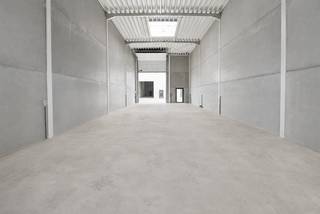 <br /><strong>Gelegen in het nieuwe KMO Park Decomey – Aalterpoort, rechtover BMW De Mey,</strong><br /><strong>Nieuwe bedrijfsunit met een bruto-oppervlakte van 187m² geschikt als atelier- of opslagruimte.</strong><br /><br />Uitstekende bereikbaarheid met directe aansluiting op de N44 richting Aalter E40 en de E34 Antwerpen-Knokke.<br />Deze unit is uitgerust met diverse extra’s.<br />Specificaties :<br />lengte 23,40m x breedte ca.8m<br />vrije hoogte ca. 6m50<br />vloer polibeton<br />lichtkoepels<br />sectionale poort<br />afzonderlijke toegangsdeur<br />meerdere extra stopcontacten verdeeld over de loods<br />drijfkracht voorzien<br />1 parkeerplaats vóór de unit<br /><br /><strong>er zijn 2 dergelijke units beschikbaar (U5 en U13)</strong><br /> <br />Financieel :<br />huurprijs per maand + 21% BTW, jaarlijks te indexeren<br />onroerende voorheffing ten laste van de huurder<br />gemeenschappelijke kosten site ten laste van de huurder<br />huurwaarborg 3 maanden huur<br />éénmalige kosten ten laste van de huurder :<br />- registratie huurcontract FOD Fin.<br />- 50% van de kosten plaatsbeschrijving<br /> <br />Beschikbaarheid : project in afwerkingsfase