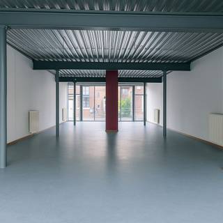 <strong>Casco appartement te koop in Eeklo</strong><br /><br />In het hart van Eeklo, aan het Herbakkersplein, bevindt zich dit casco appartement op de eerste verdieping. Een opportuniteit voor wie op zoek is naar een appartement die volledig naar eigen smaak en stijl kan worden afgewerkt. Het appartement beschikt over een aangenaam terras en geniet van een centrale ligging met alles binnen handbereik: winkels, horeca en openbaar vervoer. Dankzij de casco oplevering kan je jouw eigen woonvisie realiseren of ideaal voor investeerders die op zoek zijn naar een project met potentieel. Bij het appartement hoort een garage die verplicht mee dient aangekocht te worden. <br /><br />Troeven: gunstige ligging / casco / talloze mogelijkheden <br /><br />De getoonde beelden zijn 3D-visualisaties en dienen enkel ter illustratie van hoe het appartement er na afwerking kan uitzien.<br /><br />Wenst u meer informatie of een bezoek ter plaatse? Aarzel dan niet om ons te contacteren via 09 395 05 40 of verkoop@concept-home.be