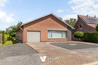 <p><span>Instapklare gelijkvloerse woning op rustige ligging</span></p><p><span> </span></p><p><span>Belangrijkste troeven:</span></p><p><span>- Reeds gerenoveerd: PVC ramen, badkamer, gasketel, isolatie zoldervloer, elektriciteit</span></p><p><span>- Volledig gelijkvloers</span></p><p><span>- Perfect instapklaar</span></p><p><span>- Uitstekend onderhouden</span></p><p><span>- Ruim perceel van 966m2</span></p><p><span>- Ideale ligging: nabij school, winkel, bakker en in een rustige straat</span></p><p><span>- Vlakbij natuurdomein De Keiheuvel - De Most</span></p><p><span>- Extra's: rolluiken, kruipkelder</span></p><p><span> </span></p><p><span>Bekijk zeker ook onze grondplannen met de afmetingen. Zo krijgt u van thuis uit al een perfect beeld van wat deze woning te bieden heeft!</span></p><p><span>Wenst u meer info of een vrijblijvende bezichtiging, contacteer dan ons kantoor op het nummer 014 39 99 99 en wij helpen u graag verder.</span></p>