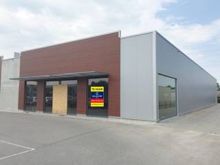 Bent u op zoek naar een ruime commerciële locatie met een uitstekende visibiliteit? Dit handelspand van 649 m² is gelegen op een drukbezocht retailpark in Lanaken, waar sterke retailers zoals ZEB, Dampshop en andere gevestigde handelszaken zorgen voor een constante bezoekersstroom. Het retailpark beschikt bovendien over ruime parkeergelegenheid en geniet een vlotte bereikbaarheid, vlakbij de Nederlandse grens. <strong>Troeven: </strong>Handelsruimte van 649 m². Gelegen op een drukbezocht retailpark. Sterke commerciële buren. Uitstekende zichtbaarheid en bereikbaarheid. Ruime parkeermogelijkheden voor klanten. Onmiddellijk beschikbaar. <strong>Financiële informatie: </strong>Huurprijs: € 5.400 per maand. Onroerende voorheffing: ten laste van de huurder<br />Interesse in deze commerciële opportuniteit? Neem gerust contact met ons op voor meer informatie of een bezichtiging