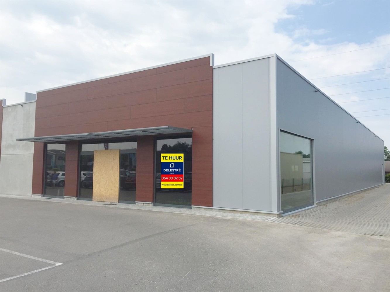 MODERN COMMERCIEEL GEBOUW MET GEMEENSCHAPPELIJKE PARKING - foto 1