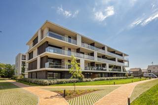 <strong>Recent (2024) en energiezuinig nieuwbouwappartement met 2 slaapkamers en mooi overdekt terras<br />A label I elektriciteit conform I onder registratie I ideaal investeringseigendom I staanplaats en berging inbegrepen</strong><br /><br />Uiterst gunstig gelegen in woonerf Neerhof, het binnengebied tussen de Neerstraat en Steenweg op Mol. Gesitueerd in een <strong>rustige en</strong> <strong>aangename parkomgeving</strong> maar in de directe nabijheid van het <strong>centrum van Oud-Turnhout</strong> met winkels, horeca en openbaar vervoer op wandelafstand en met een vlotte bereikbaarheid naar de <strong>autostrade E34 Antwerpen-Eindhoven</strong>.<br /><br />Dit appartement is <strong>super zuinig gebouwd met een E peil 15.</strong> Dit gunstige E peil werd behaald door gebruik te maken van de nieuwste technieken zoals <strong>geothermische warmtepompen ,</strong> <strong>vloerverwarming in combinatie met vloerkoeling, ventilatiesysteem, zonnepanelen enz.</strong> Uw maandelijkse verbruik wordt hierdoor tot het min. herleid. Men geniet ook van de vrijstelling van OV gedurende de eerste 5 jaar na ingebruikname.<br /><br />Het appartement bestaat uit een inkomhal, een gastentoilet, een aangename lichte leefruimte met open volledig ingerichte keuken (bestaande uit een kookvuur van Bora met geïntegreerde dampkap, koelkast, combi-oven en vaatwasser), met aansluitend een ruime wasplaats/berging.<br />Vanuit de nachthal toegang tot een ruime en lichte hoofdslaapkamer met balkon, en een tweede kleinere slaapkamer. De badkamer werd ingericht met een grote inloopdouche en dubbele wastafel. Het aangename &amp; ruime <strong>overdekte terras</strong> <strong>van</strong> <strong>12,5 m²</strong> aan de woonkamer kijkt uit op de mooie parktuin.<br /><br />Dit appartement beschikt tevens over een <strong>ondergrondse parking en handige aansluitende berging die inbegrepen zijn in de prijs!</strong> <br />Een fietsenstalling is gemeenschappelijk en ook inbegrepen. Het woonerf beschikt ook over een eigen huisvuilsysteem voor het gemak van de bewoners.<br /><br />Momenteel is het appartement <strong>verhuurd aan een nette en ideale huurder</strong>. Dus ook als <strong>opbrengsteigendom </strong>is dit uitermate geschikt en heeft u direct rendement! <strong>Verkoop onder registratie! Goedgekeurde elektriciteit tem 2049! Vrijstelling OV tem 2029</strong><br /><strong><br /></strong>